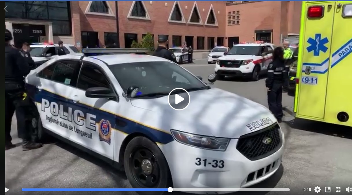 Ambulanciers et policiers remercient en silence les travailleurs de la santé publique