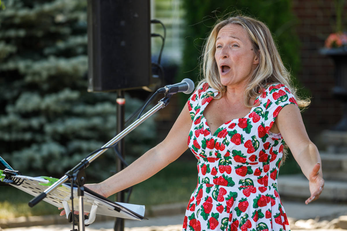 VIDÉO – La soprano Chantal Dionne offre un concert devant sa résidence de Brossard
