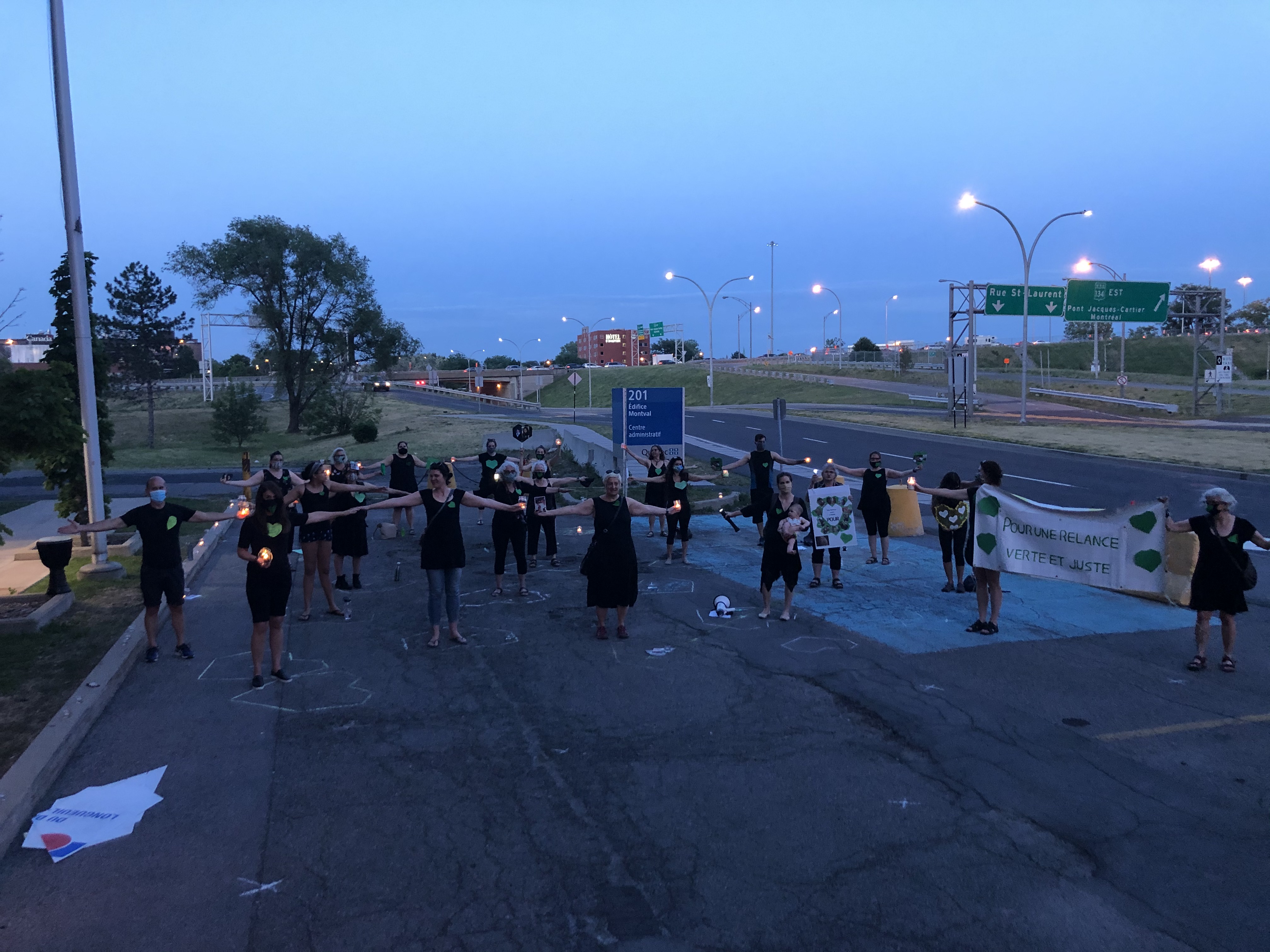 Des Mères au front tiennent une Veillée pour la suite du monde