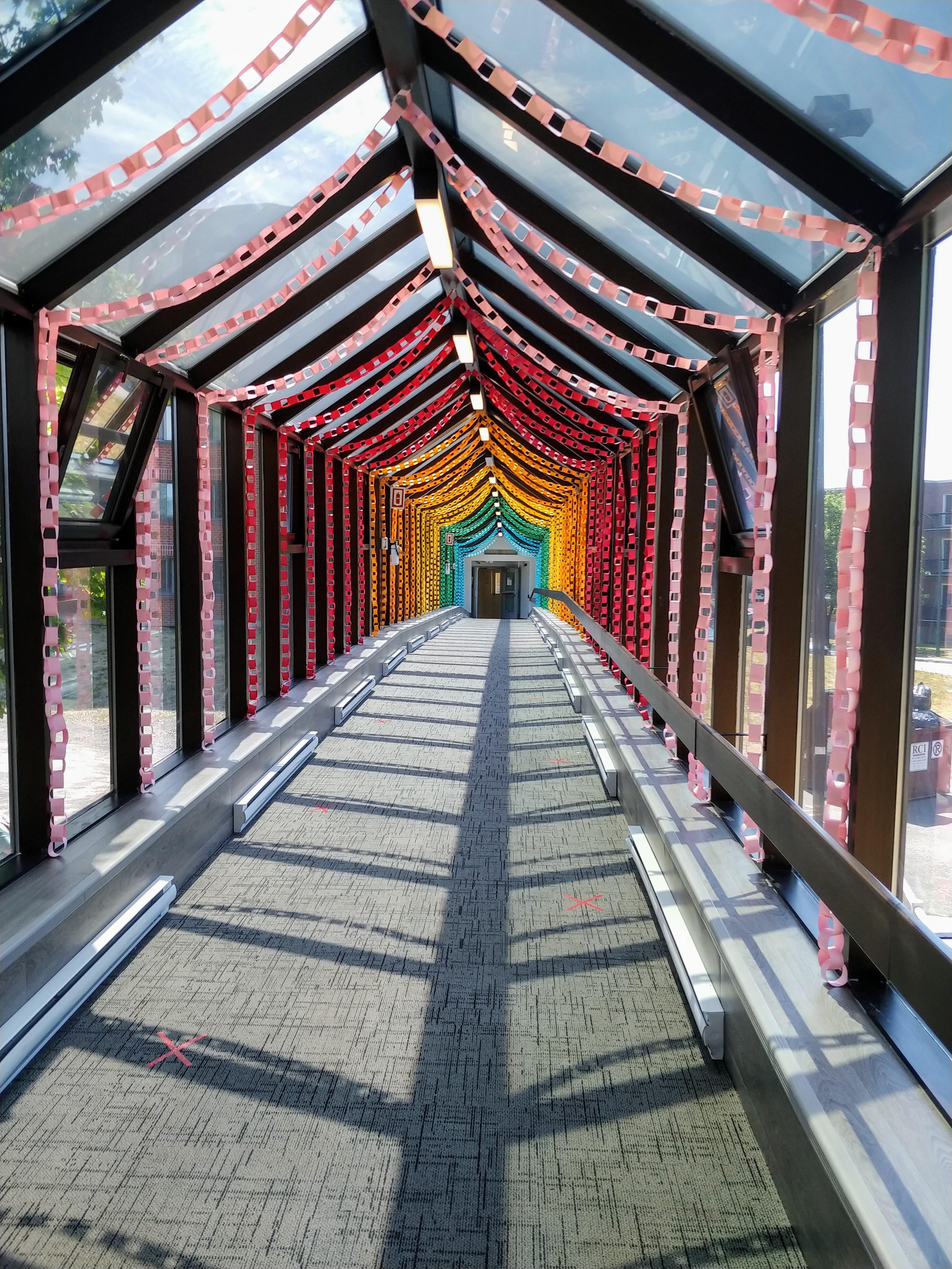 VIDÉO – Une passerelle arc-en-ciel confectionnée par des aînées à Brossard
