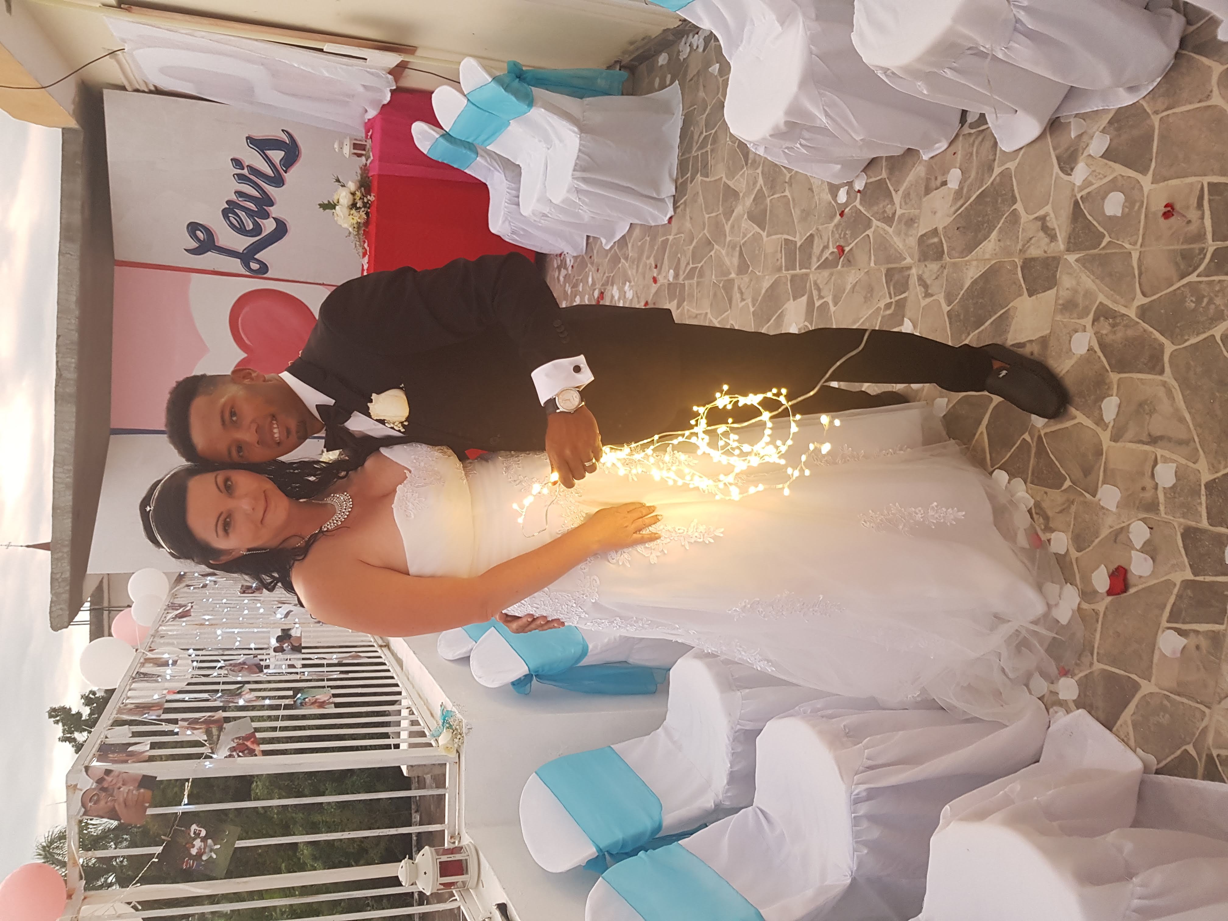 Un couple isolé en raison du processus de parrainage ralenti par la COVID