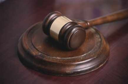 Blessée dans le stationnement au travail, elle a gain de cause