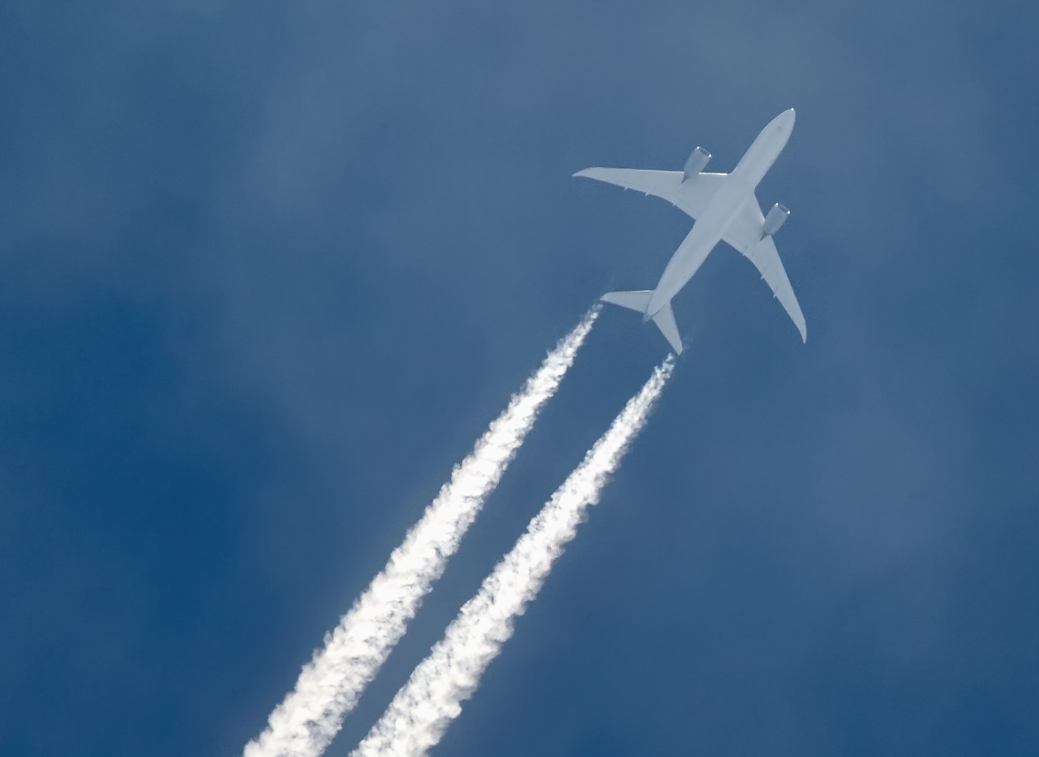 Que sont ces traînées blanches derrière les avions ? Sont-elles dangereuses ?