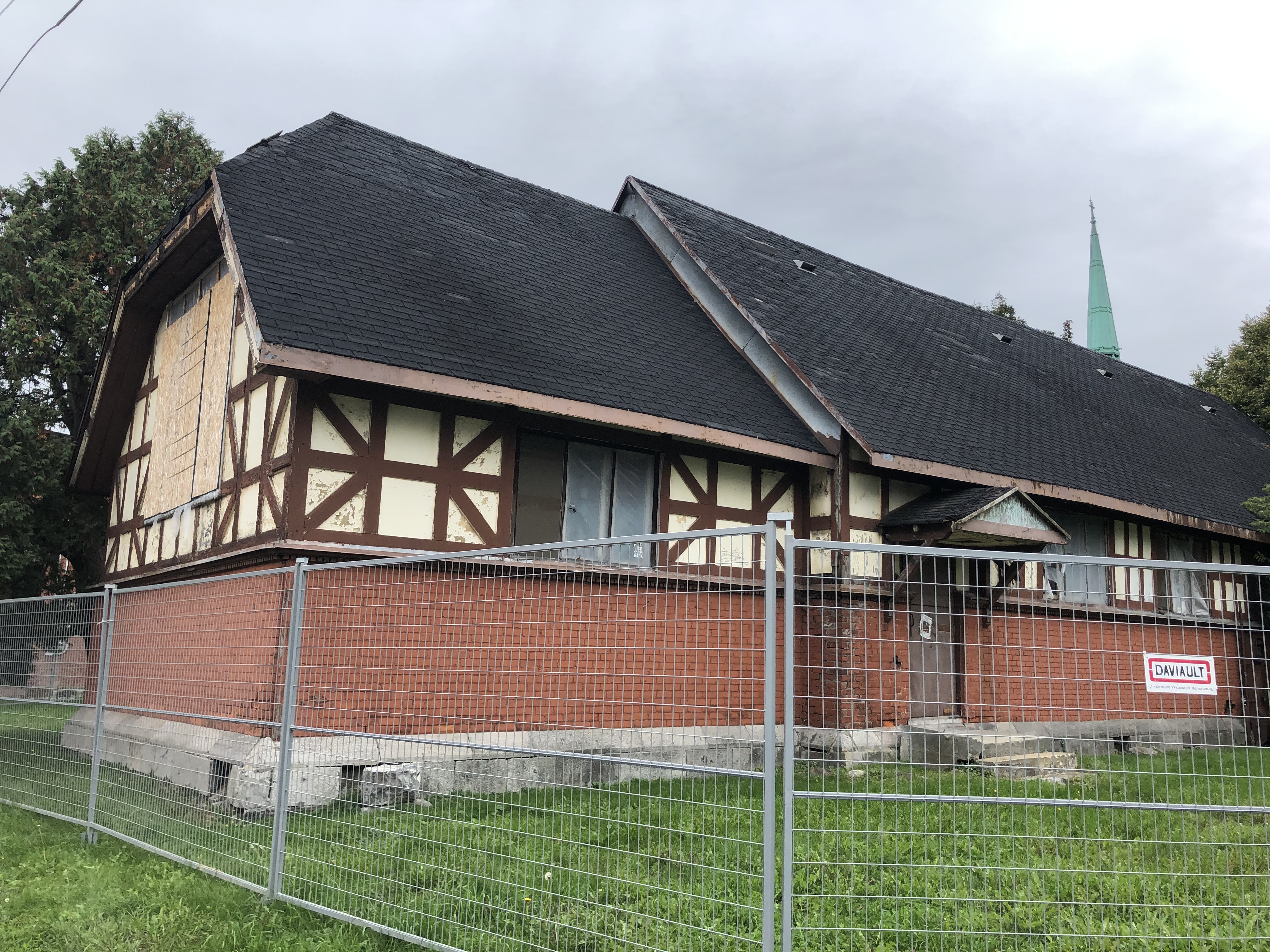Les voisins de l&rsquo;ancienne &eacute;glise anglicane toujours loin d&rsquo;&ecirc;tre satisfaits du projet
