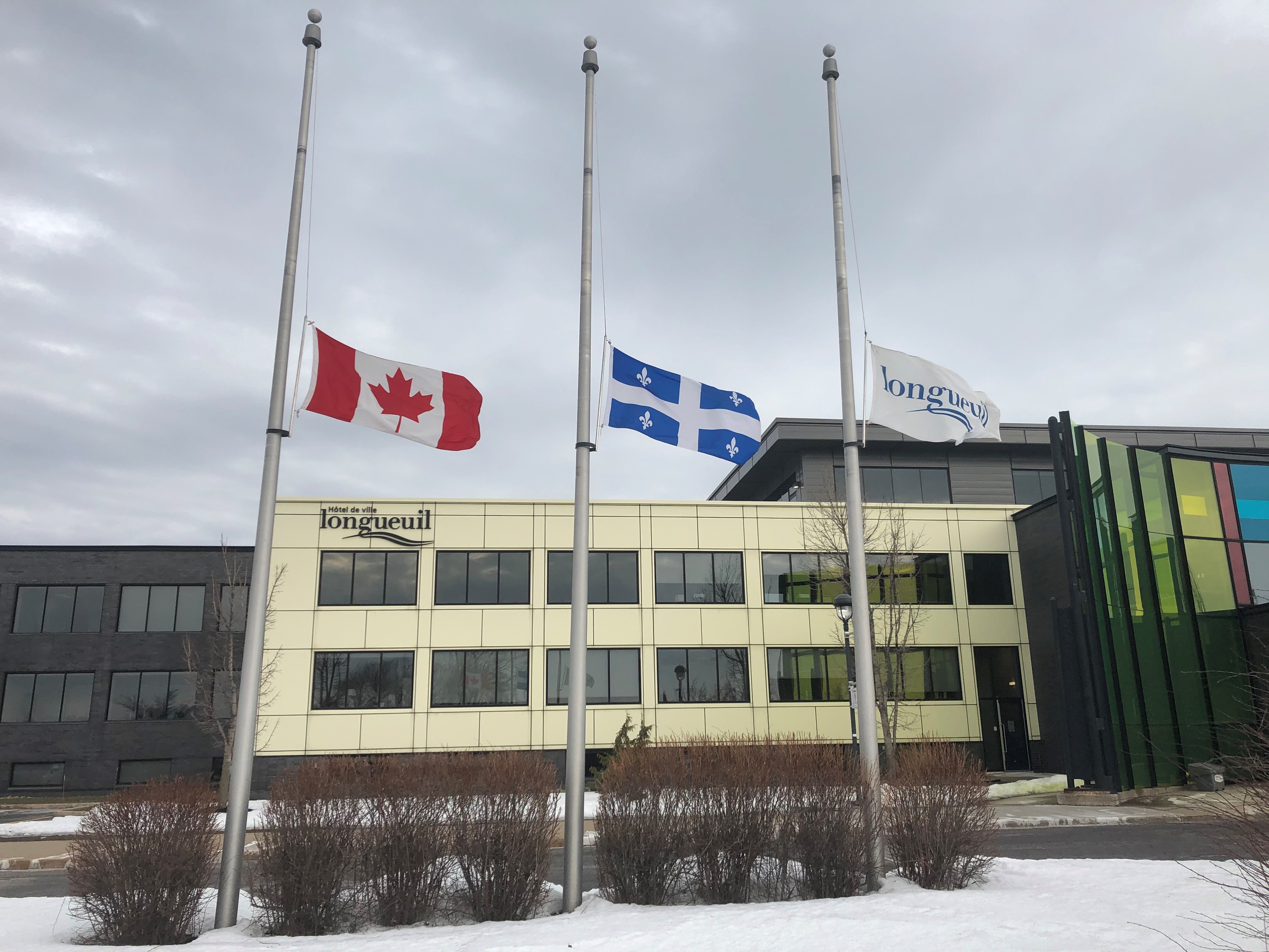 Drapeaux en berne en mémoire des victimes de la COVID à Longueuil