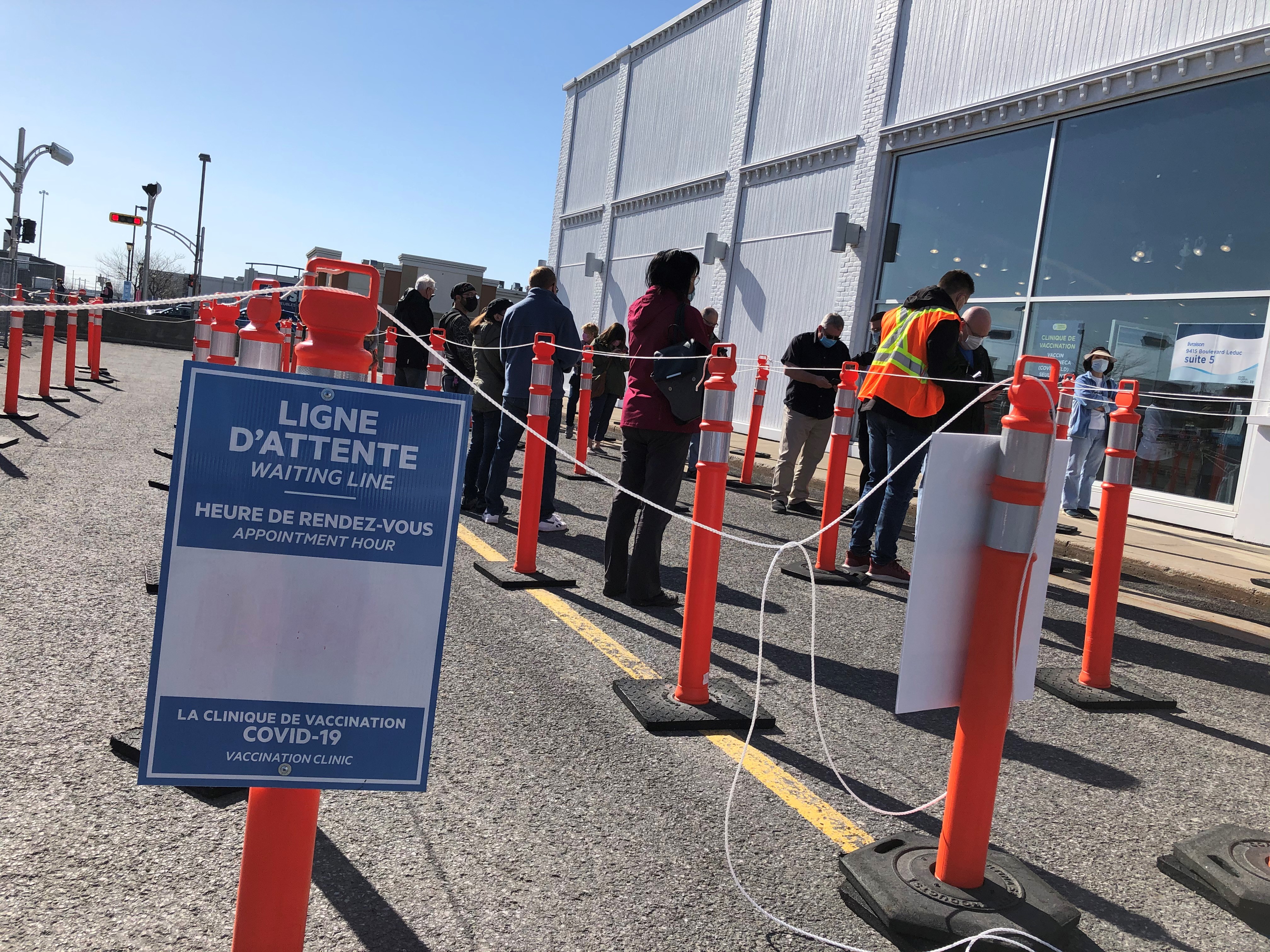 VIDÉO – Engouement pour la vaccination sans rendez-vous avec l’AstraZeneca