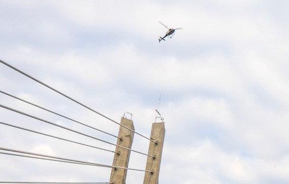 PHOTOS – Un hélicoptère pour installer deux treuils au sommet du pont Samuel-De Champlain