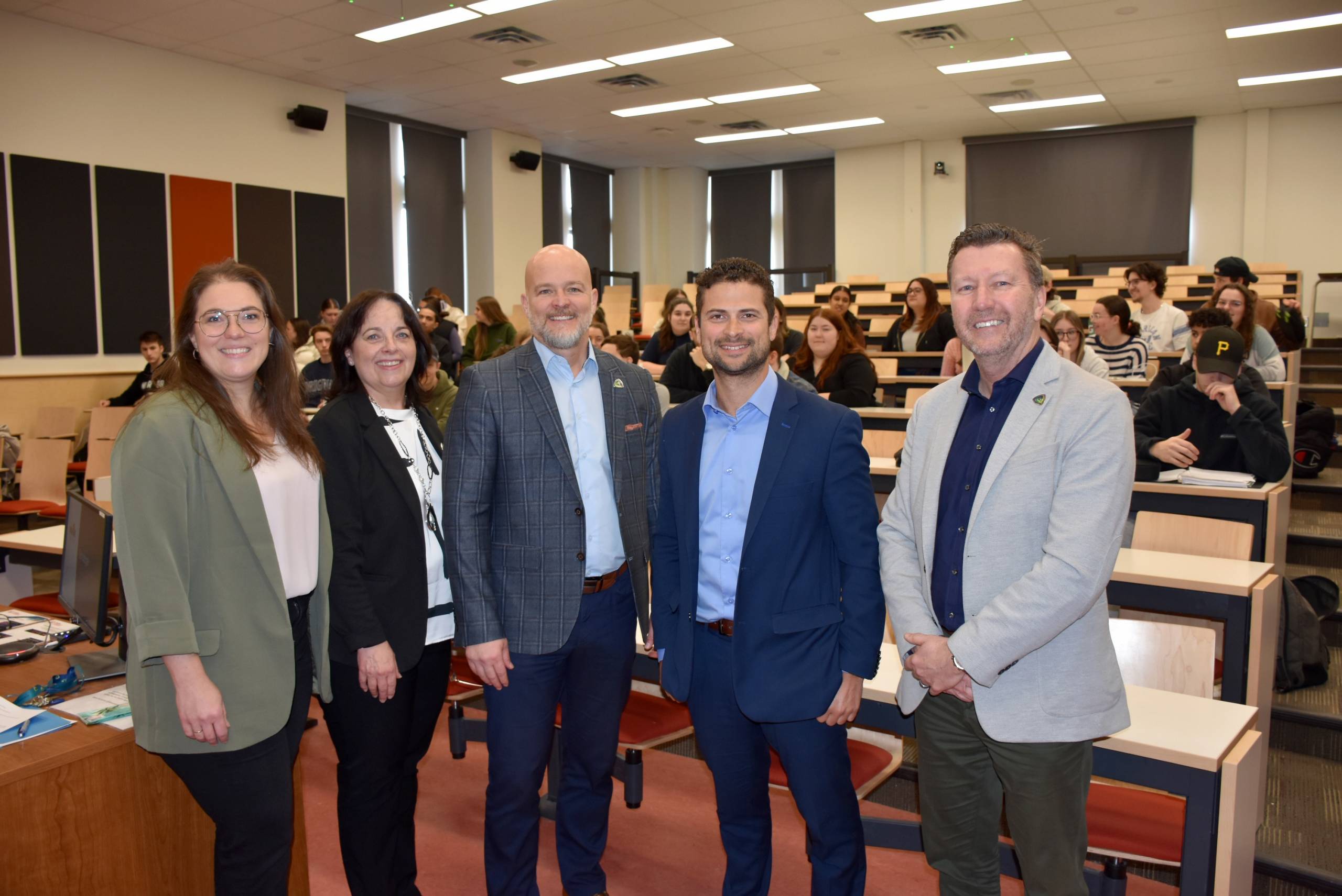 Ce tapis de souris charge nos appareils sans fil