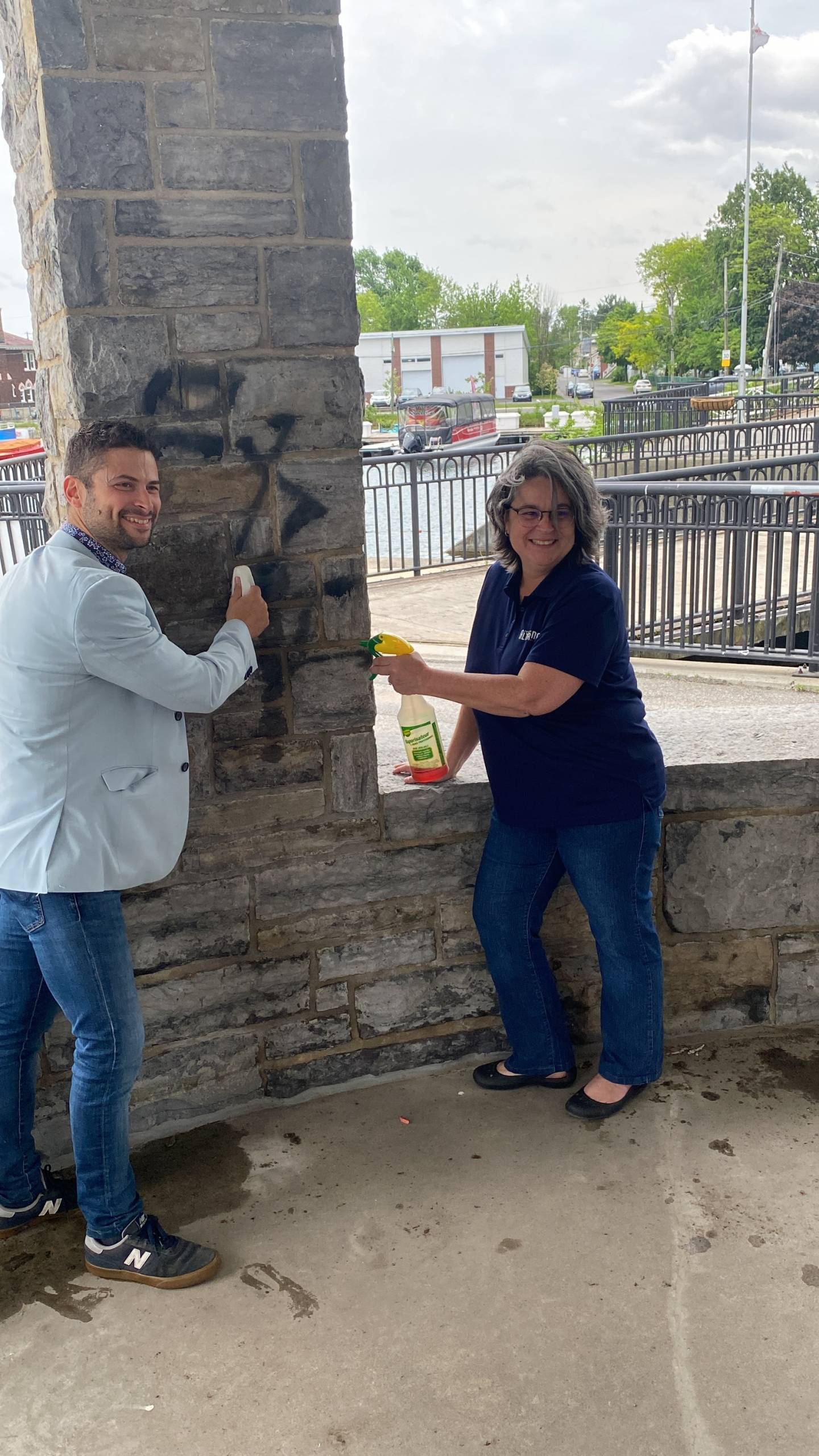 Cet homme est un maître pour tailler son buisson