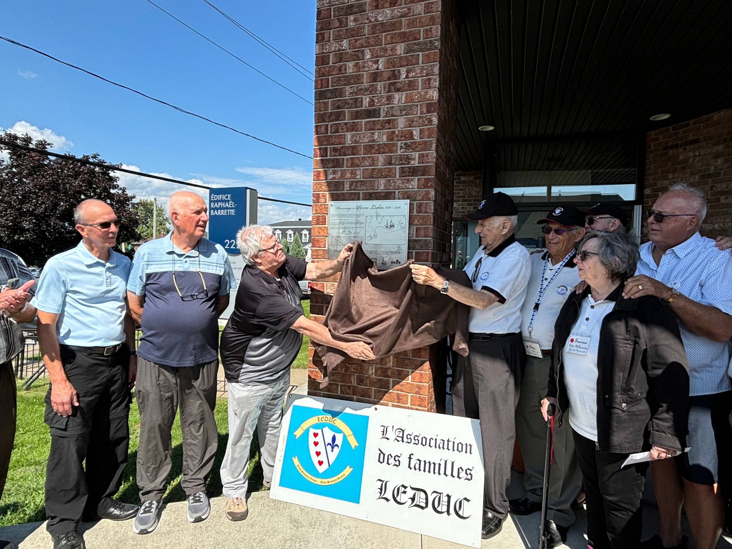 Ces chiens aiment trop la piscine