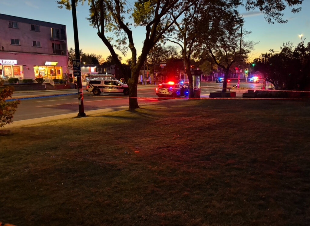Happé par un autobus, un motocycliste perd la vie