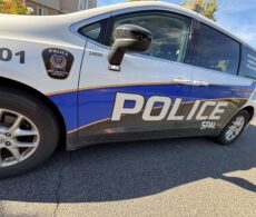 Opération policière pour vol de véhicule: un véhicule heurte deux patrouilles