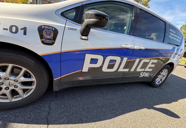 Opération policière pour vol de véhicule: un véhicule heurte deux patrouilles