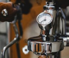 Bien régler sa machine à café LELIT : maîtrisez mouture, dose et temps
