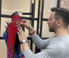 Derrière les costumes des plus grands patineurs du monde: Mathieu Caron, un créateur de Longueuil