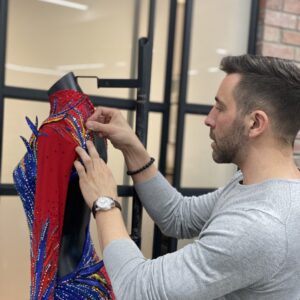 Derrière les costumes des plus grands patineurs du monde: Mathieu Caron, un créateur de Longueuil