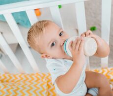 Mon enfant pleure après chaque biberon: Est-ce une intolérance au lait?