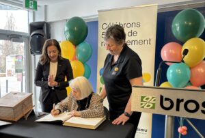 50 ans de la Bibliothèque de Brossard : une bénévole de la première heure honorée
