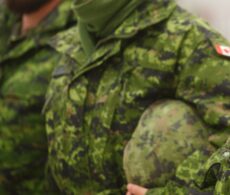 Un convoi militaire sur des autoroutes