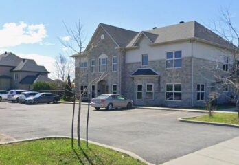 Brossard : un véhicule fracasse un CPE