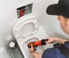 Débouchage de toilettes par extraction mécanique de corps solides