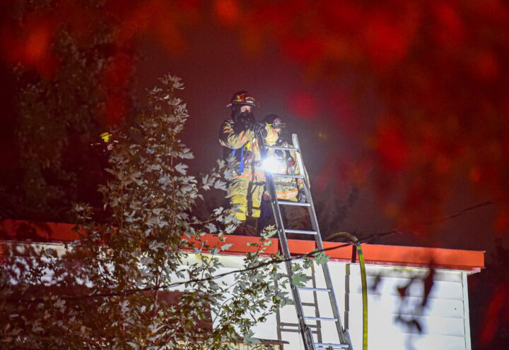 Un vieux bâtiment de Longueuil est la proie d&rsquo;un incendie