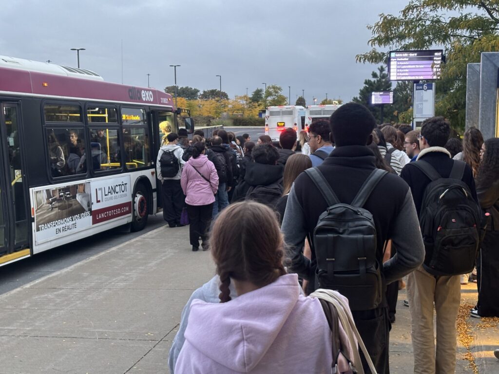 Autobus trop pleins : des centaines d’usagers laissés sur le trottoir depuis la rentrée