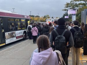 Autobus trop pleins : des centaines d’usagers laissés sur le trottoir depuis la rentrée