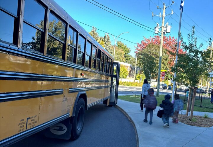 Transport scolaire à l’école des Petits-Explorateurs: des retards répétitifs qui exaspèrent