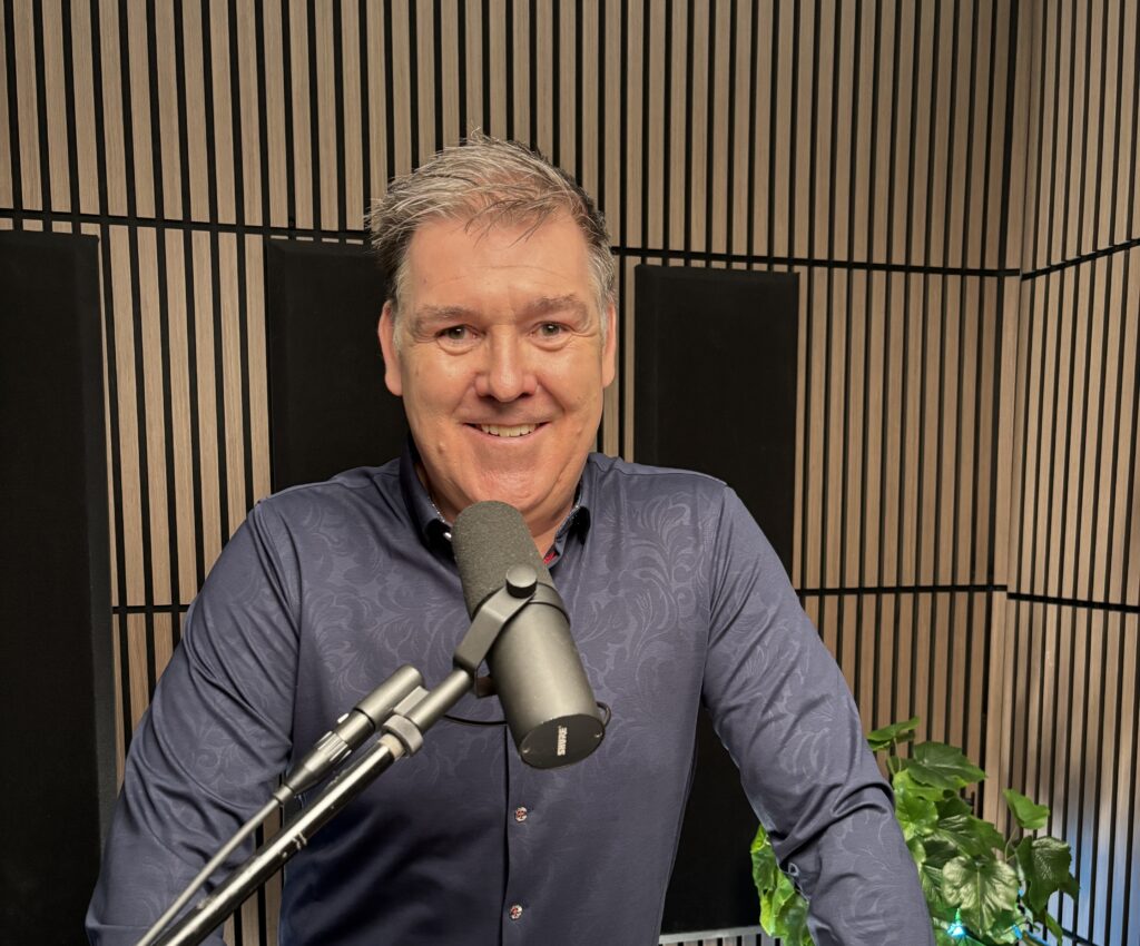 Debout pour le français. L’anglicisation expliquée  : un nouvel essai d’Éric Bouchard