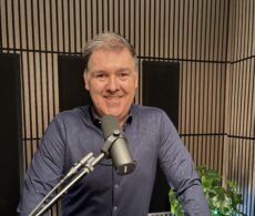 Debout pour le français. L’anglicisation expliquée  : un nouvel essai d’Éric Bouchard