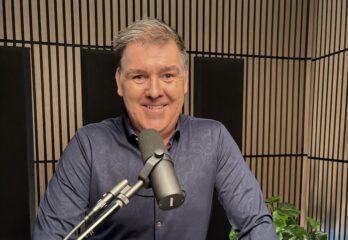 Debout pour le français. L’anglicisation expliquée  : un nouvel essai d’Éric Bouchard