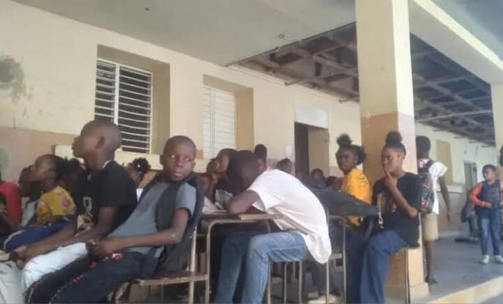 Haïti : quand la galerie de l’école remplace la salle de classe
